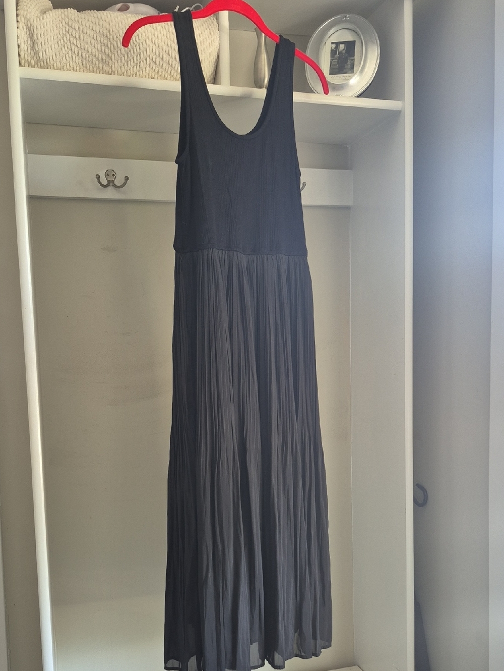 Sleeveless Black Maxi Dress with Pleated Skirt